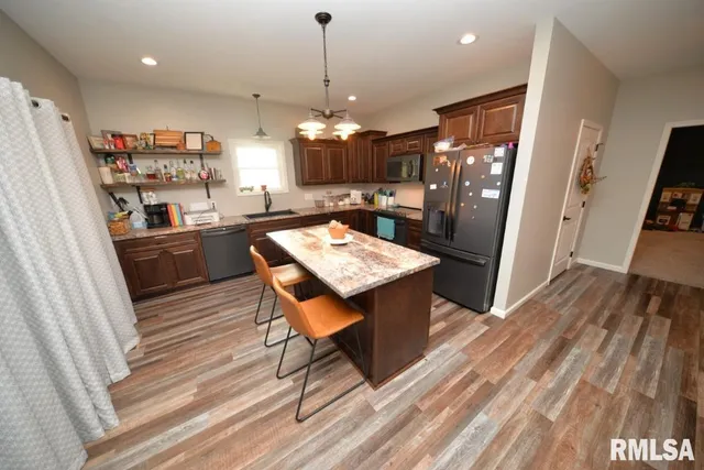 $329,900 | 17359 Log Cabin Road, Ewing, IL 62836