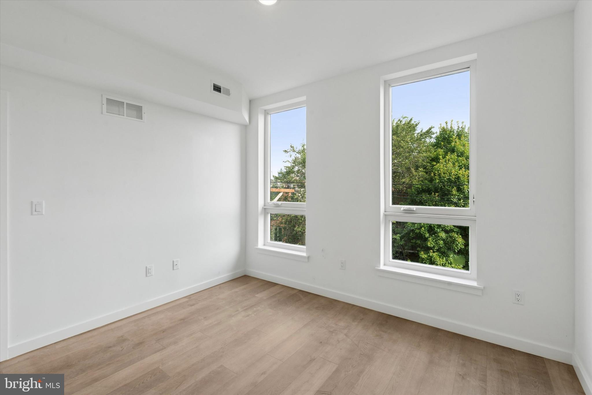 754 South 4th Street, Unit 203 Philadelphia, PA 19147 - Photo 8 of 18 a view of an empty room with a window