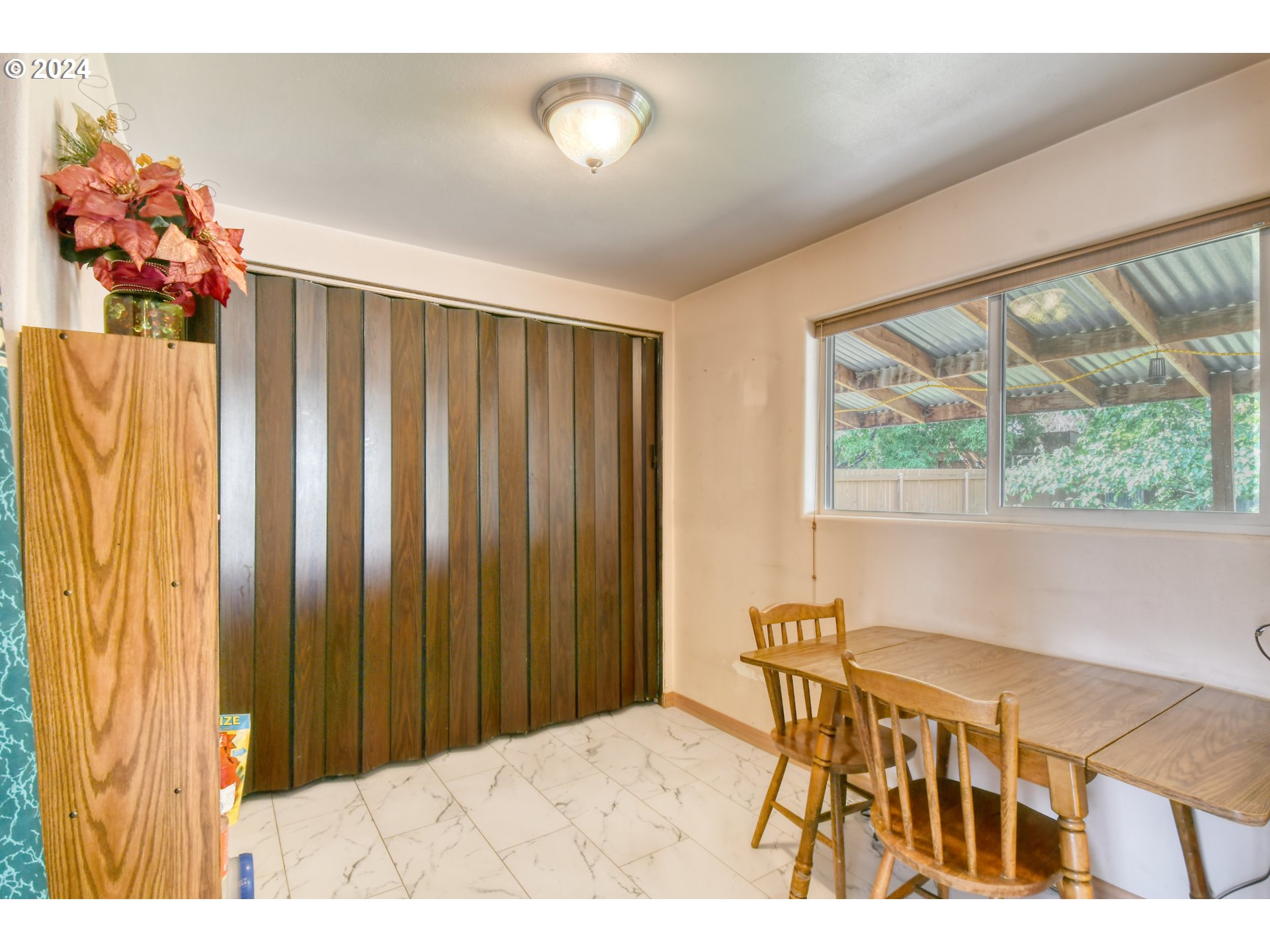 611 Southwest Birch Street Pilot Rock, OR 97868 - Photo 11 of 26 a balcony with table and chairs