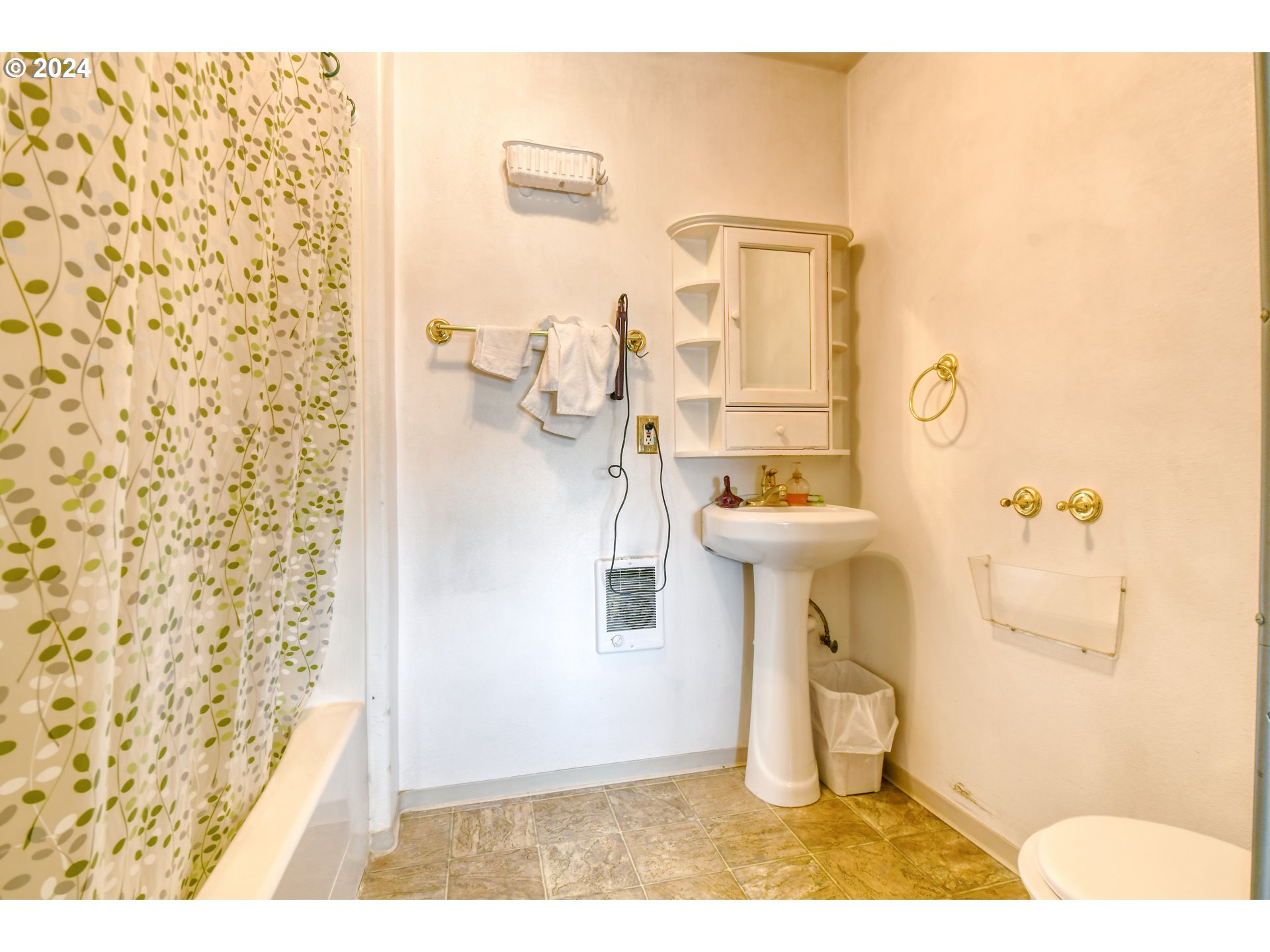611 Southwest Birch Street Pilot Rock, OR 97868 - Photo 15 of 26 a bathroom with a sink and mirror