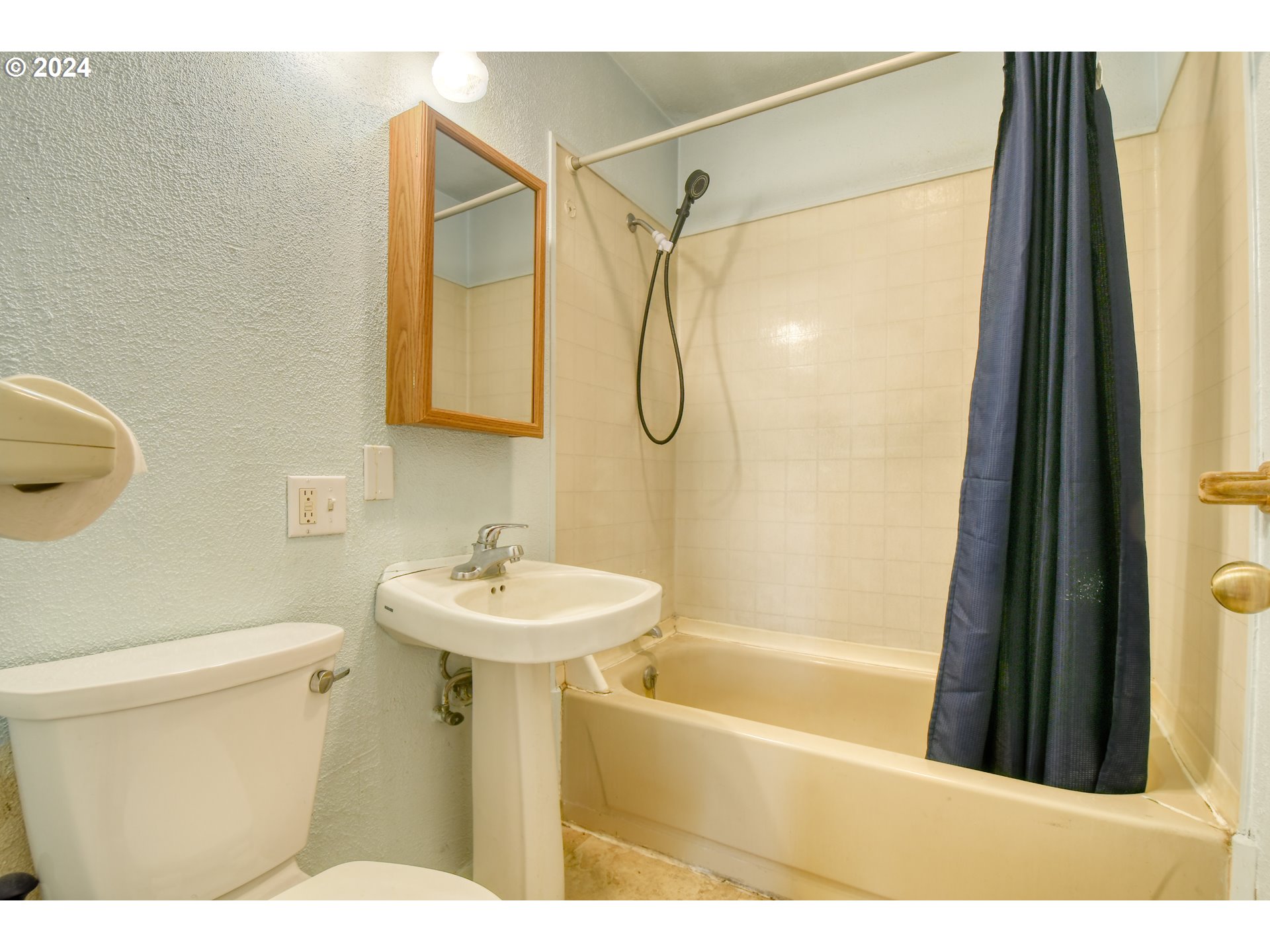 611 Southwest Birch Street Pilot Rock, OR 97868 - Photo 16 of 26 a bathroom with a sink a toilet and shower