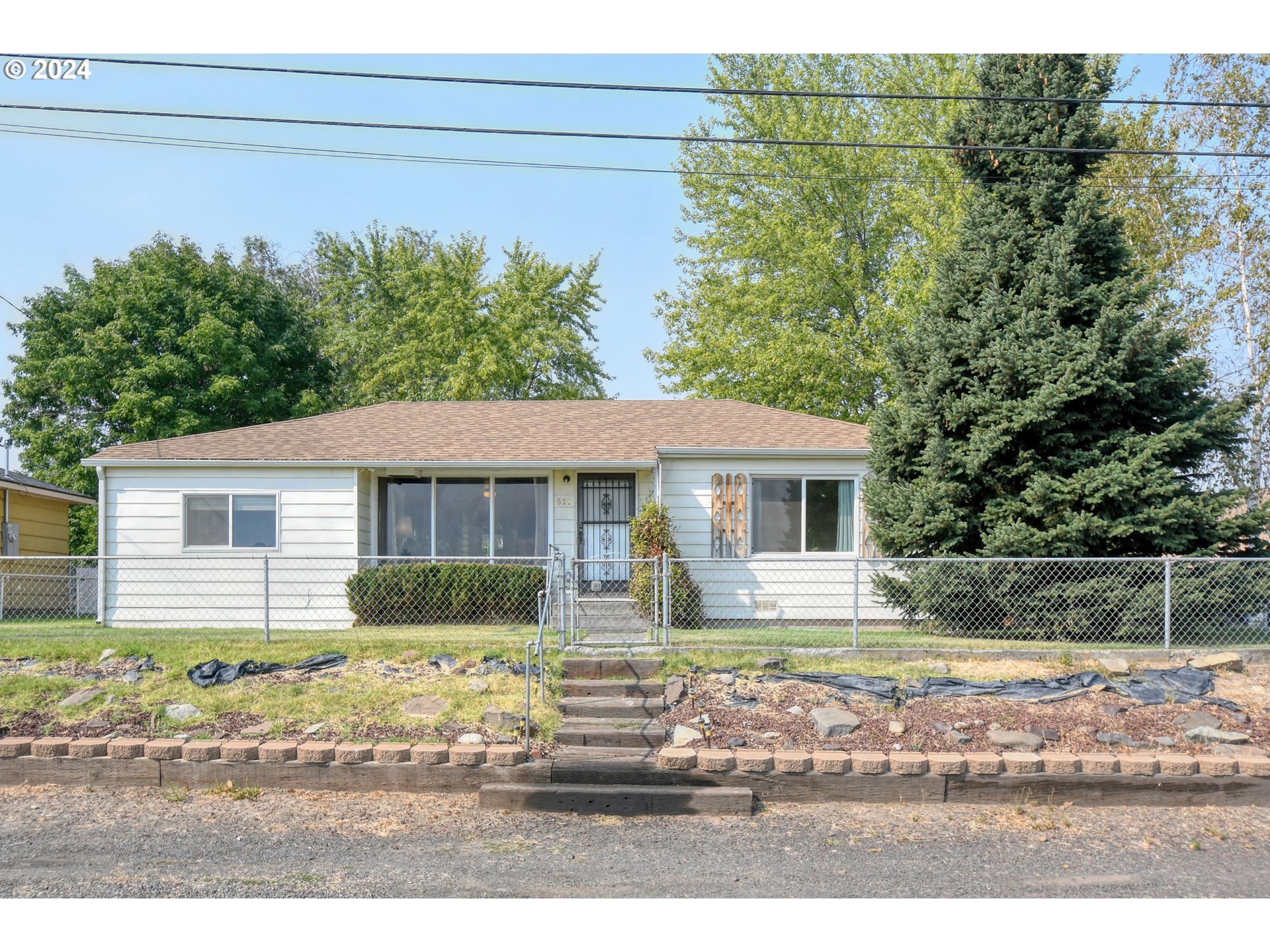 611 Southwest Birch Street Pilot Rock, OR 97868 - Photo 2 of 26 a front view of a house with garden