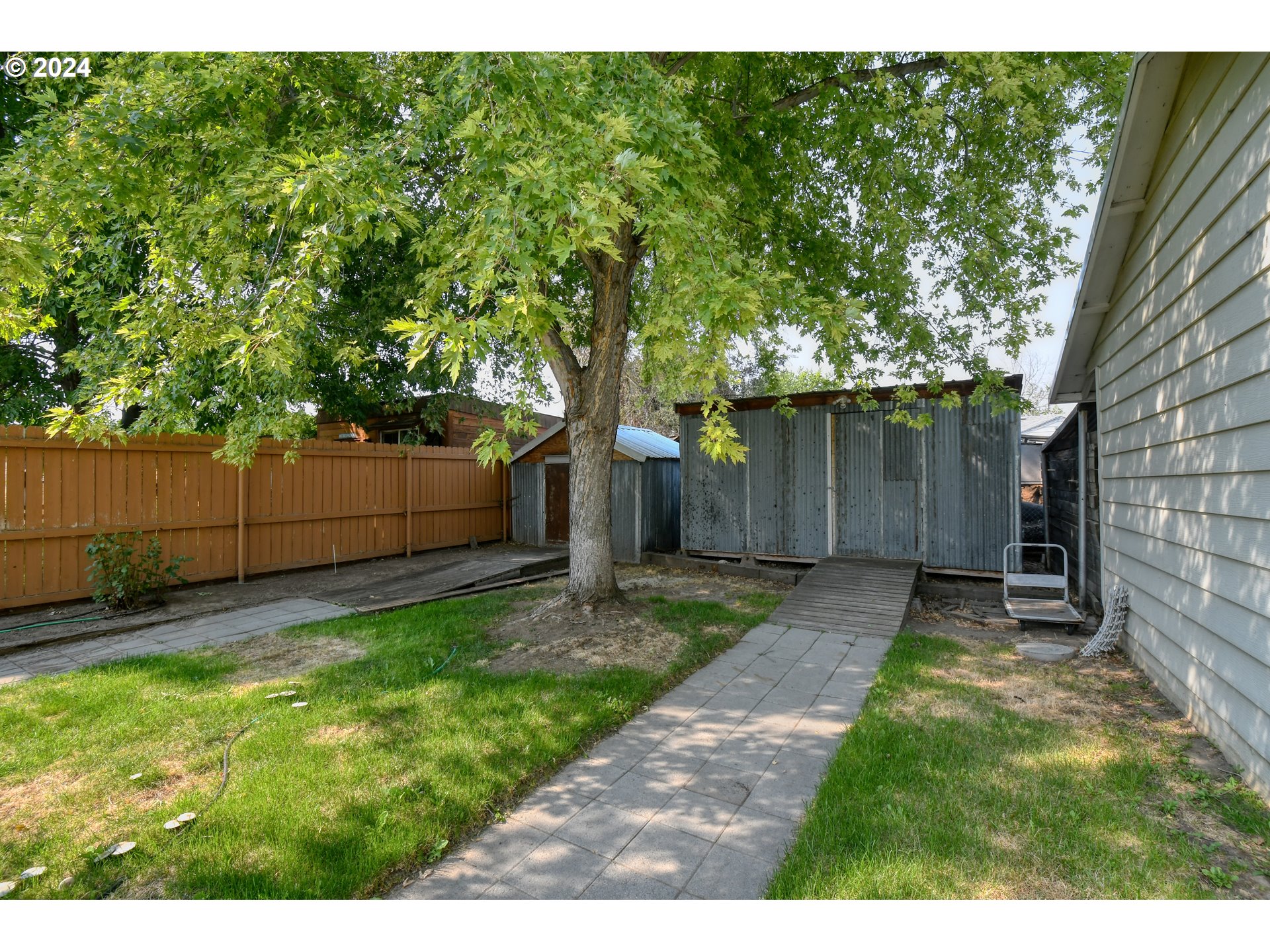 611 Southwest Birch Street Pilot Rock, OR 97868 - Photo 23 of 26 a view of a backyard with a tree