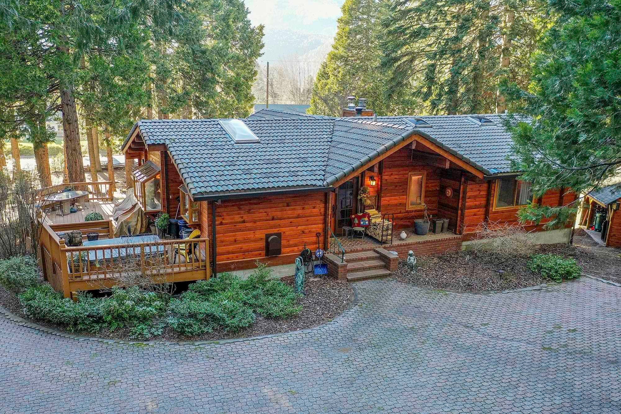 4400 North Old Stage Road Mount Shasta, CA 96067 - Photo 2 of 39 Gallery Image 2