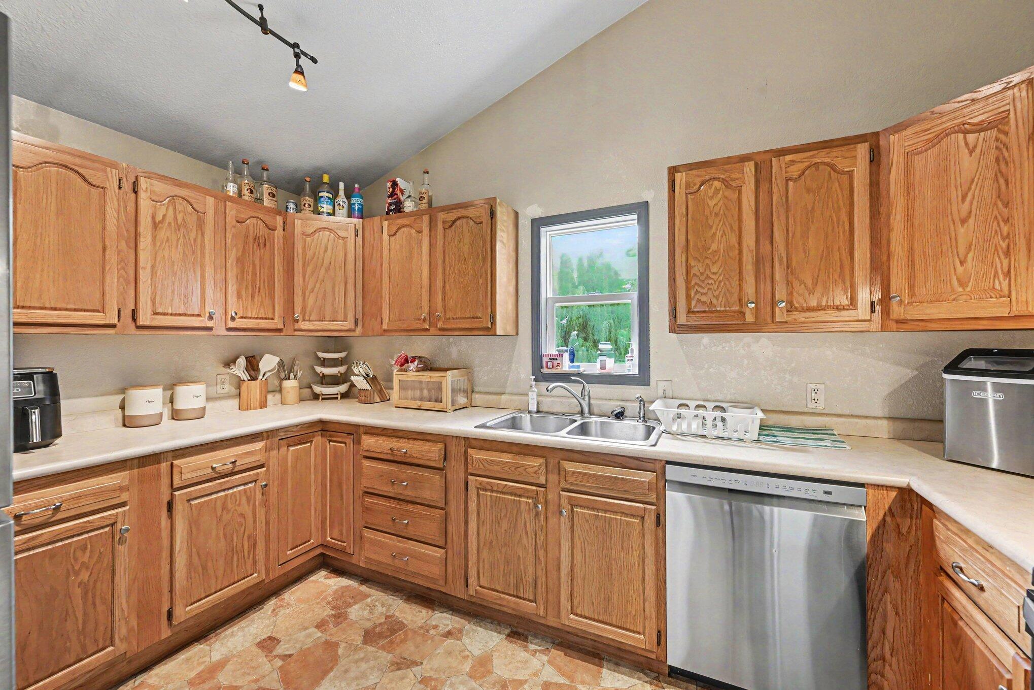 215 South Lincoln Avenue Three Rivers, MI 49093 - Photo 10 of 27 IMG_9593