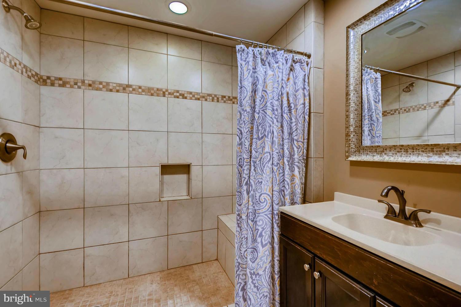 3946 Forest Valley Road Baltimore, MD 21234 - Photo 23 of 26 Bath