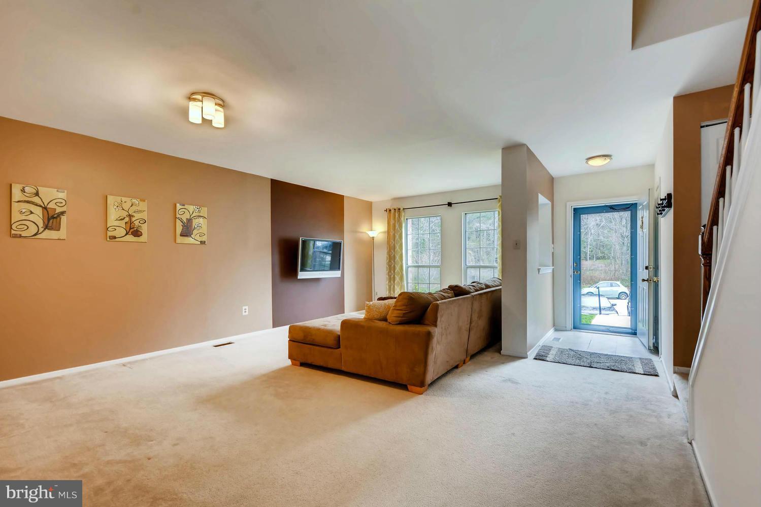 3946 Forest Valley Road Baltimore, MD 21234 - Photo 5 of 26 Living Room