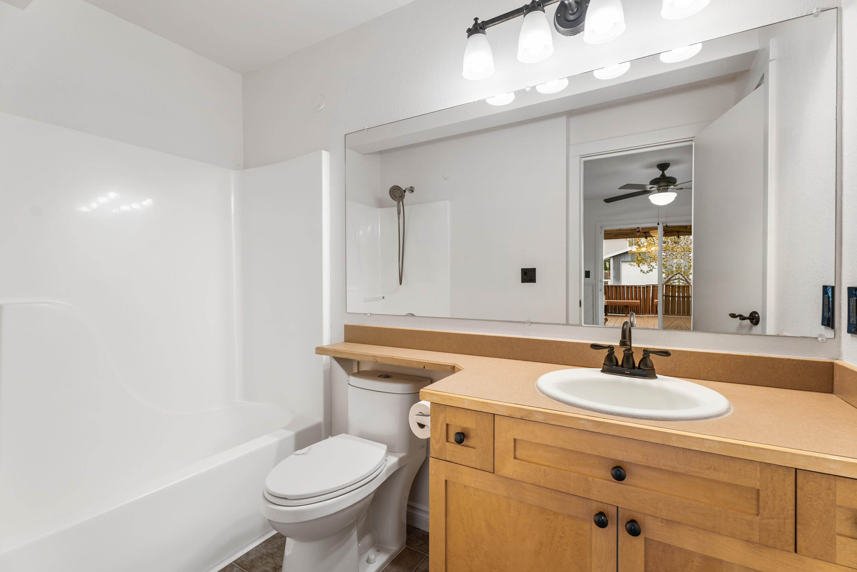 61930 Pettigrew Road Bend, OR 97702 - Photo 18 of 48 49-Bathroom