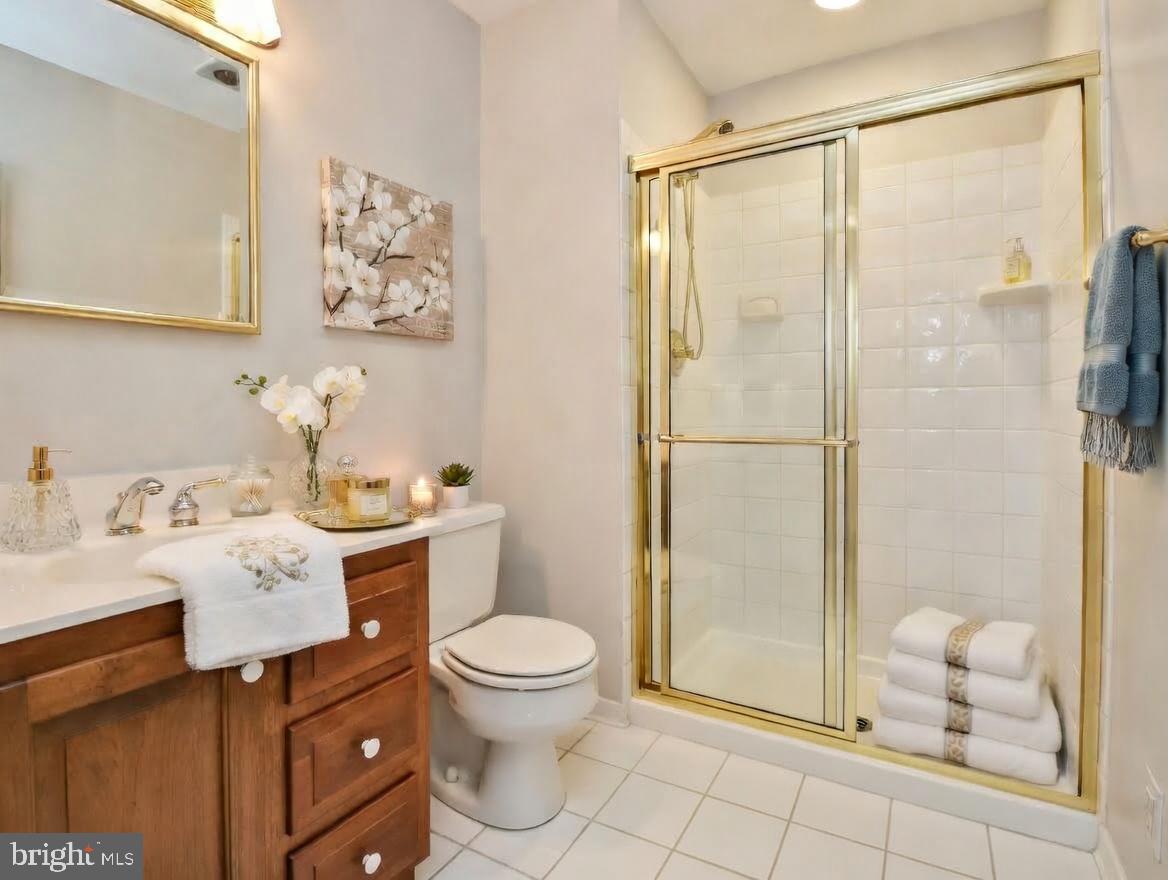 1006 Kimberwicke Road McLean, VA 22102 - Photo 23 of 38 Secondary Suite (Guest Suite) Full Bathroom