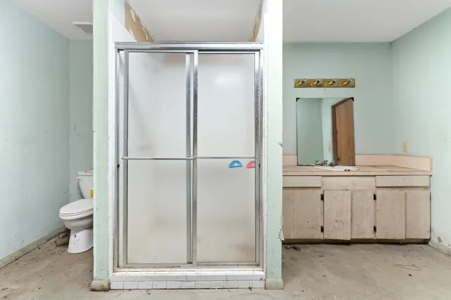 a view of a house with backyard