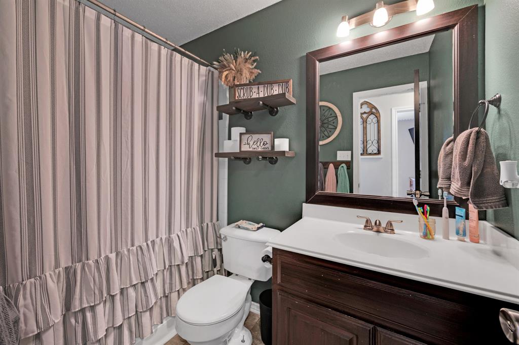 1003 Short Line Boulevard Midlothian, TX 76065 - Photo 19 of 25 Bathroom with toilet and vanity