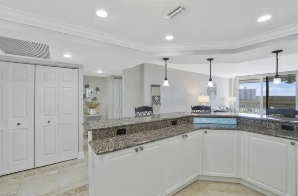 $1,995 | 5 Bluebill Avenue, Unit 812, Naples, FL 34108