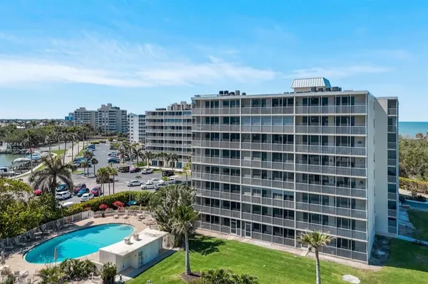 $1,995 | 5 Bluebill Avenue, Unit 812, Naples, FL 34108