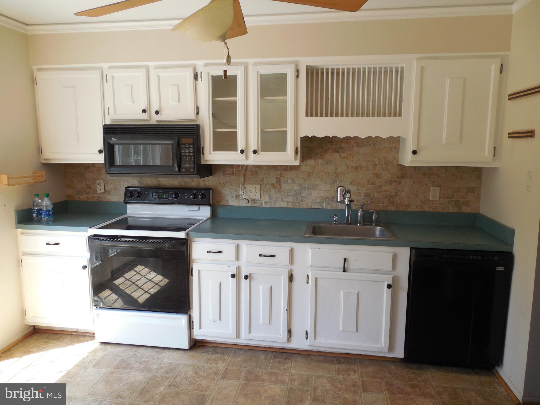 8952 Centerway Road Gaithersburg, MD 20879 - Photo 7 of 22 Table Space Kitchen