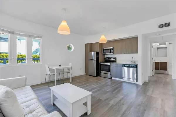 $2,200 | 557 Michigan Avenue, Unit 212, Miami Beach, FL 33139
