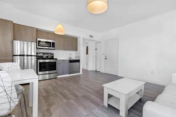 $2,200 | 557 Michigan Avenue, Unit 212, Miami Beach, FL 33139