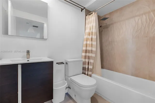$2,200 | 557 Michigan Avenue, Unit 212, Miami Beach, FL 33139