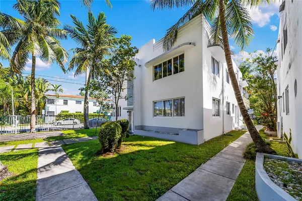 $2,200 | 557 Michigan Avenue, Unit 212, Miami Beach, FL 33139