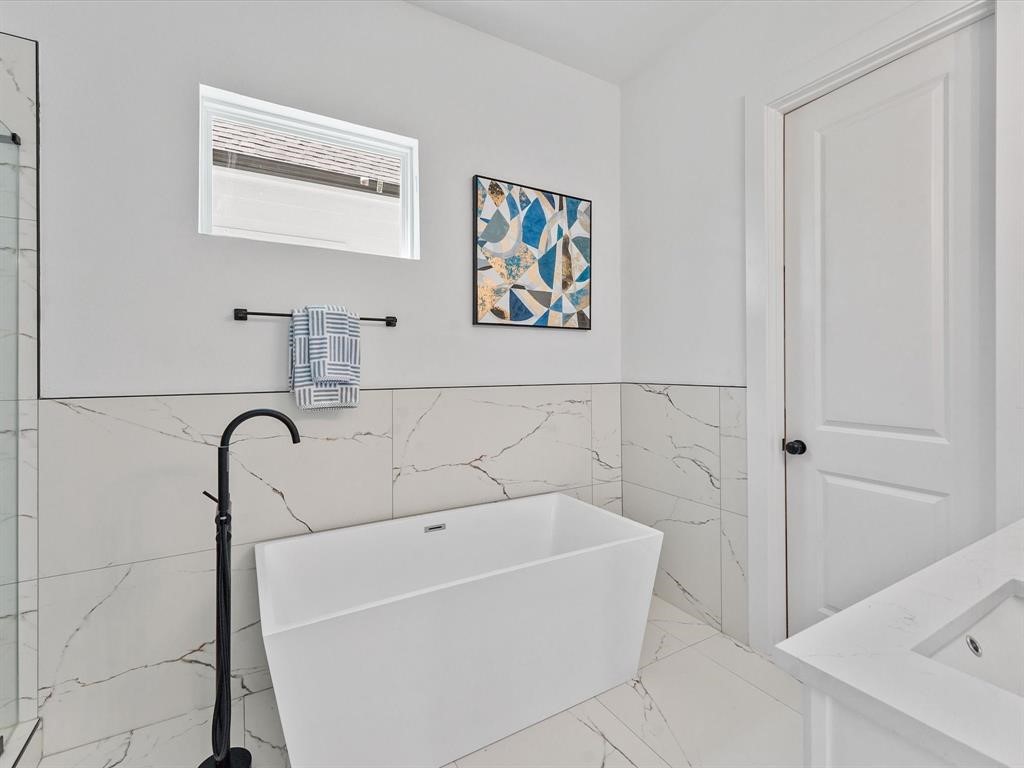 2406 Mann Street, Unit D Houston, TX 77093 - Photo 7 of 15 a bathroom with a bathtub