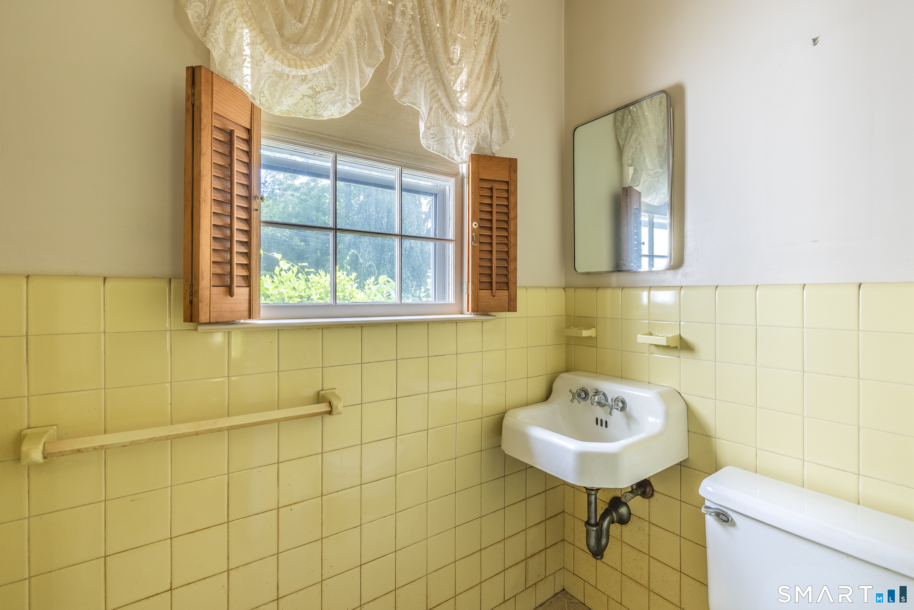 65 Manor Hill Road Stratford, CT 06614 - Photo 11 of 36