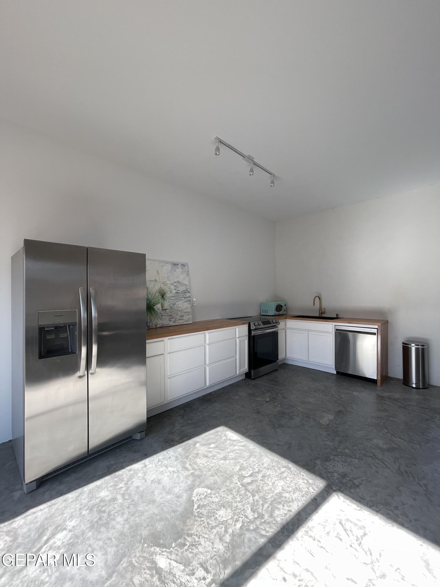 1402 Philadelphia Street Marfa, TX 79843 - Photo 7 of 11 a view of a livingroom with furniture