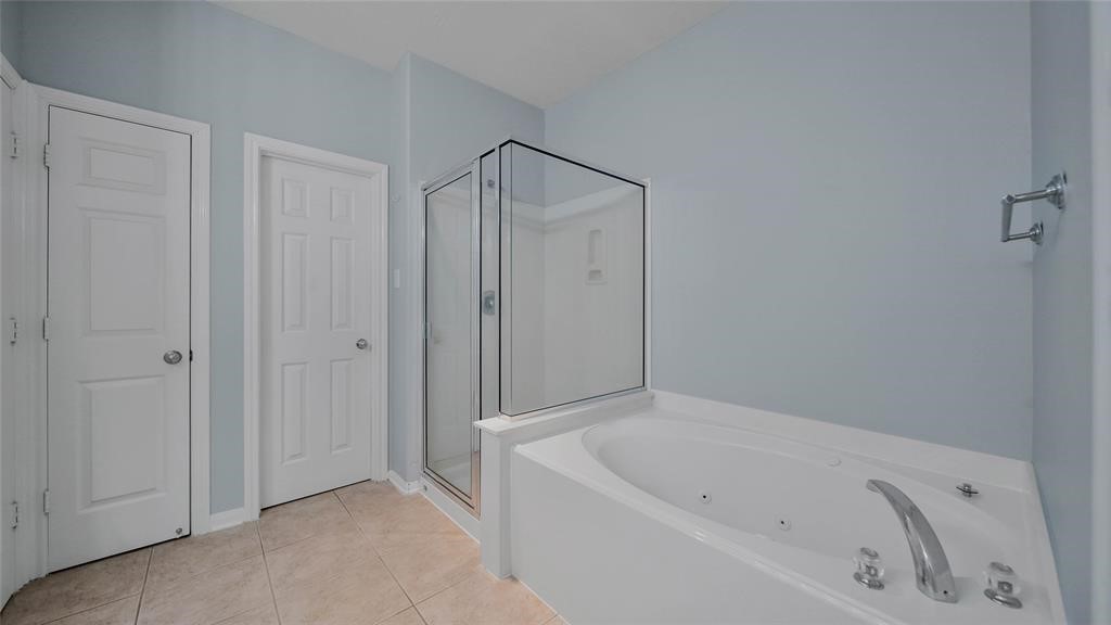 87 West Twinvale Loop Conroe, TX 77384 - Photo 14 of 19 a bathroom with a bathtub