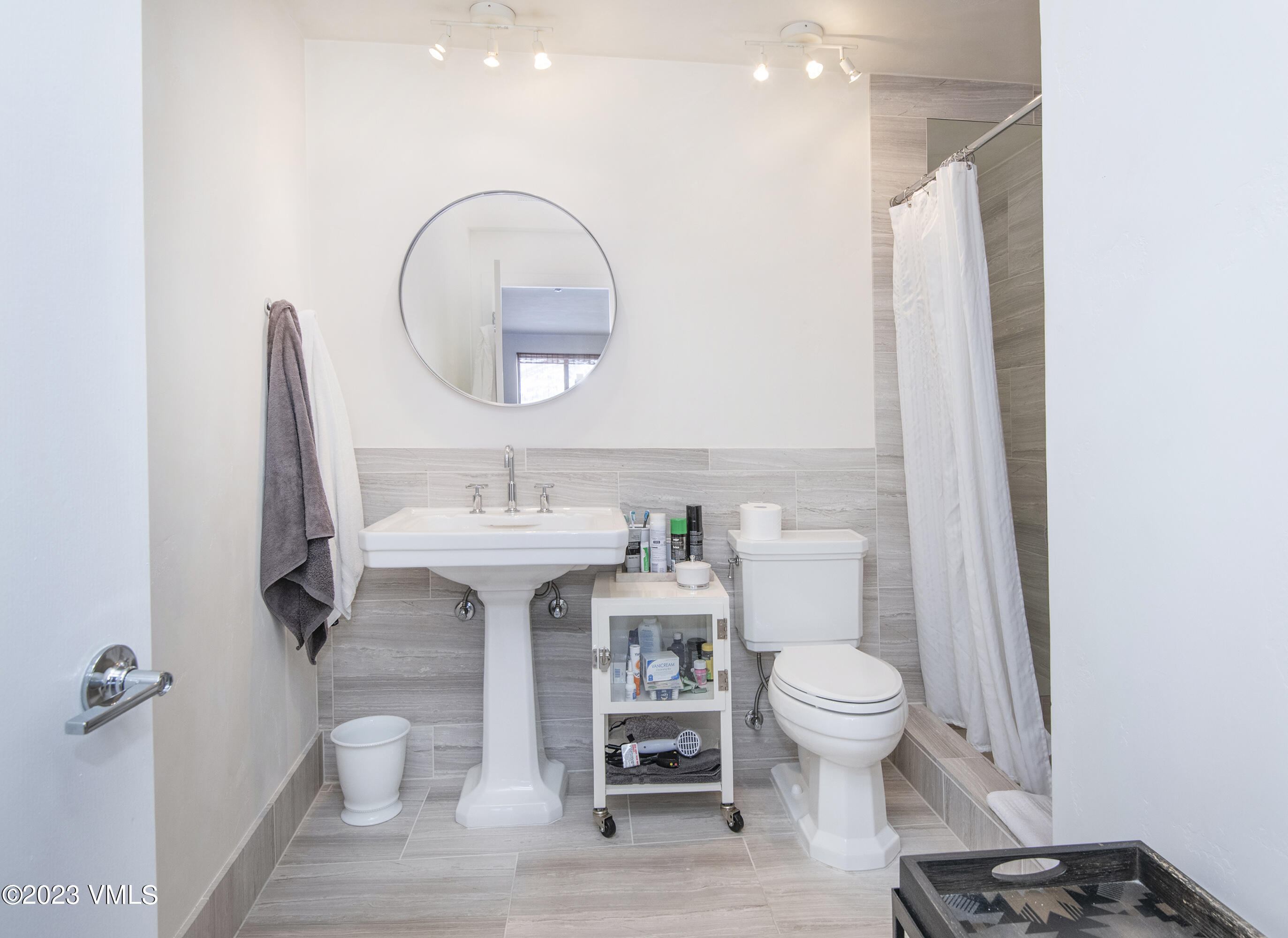 137 Benchmark Road, Unit 327 Avon, CO 81620 - Photo 26 of 43 a bathroom with a sink toilet and a mirror
