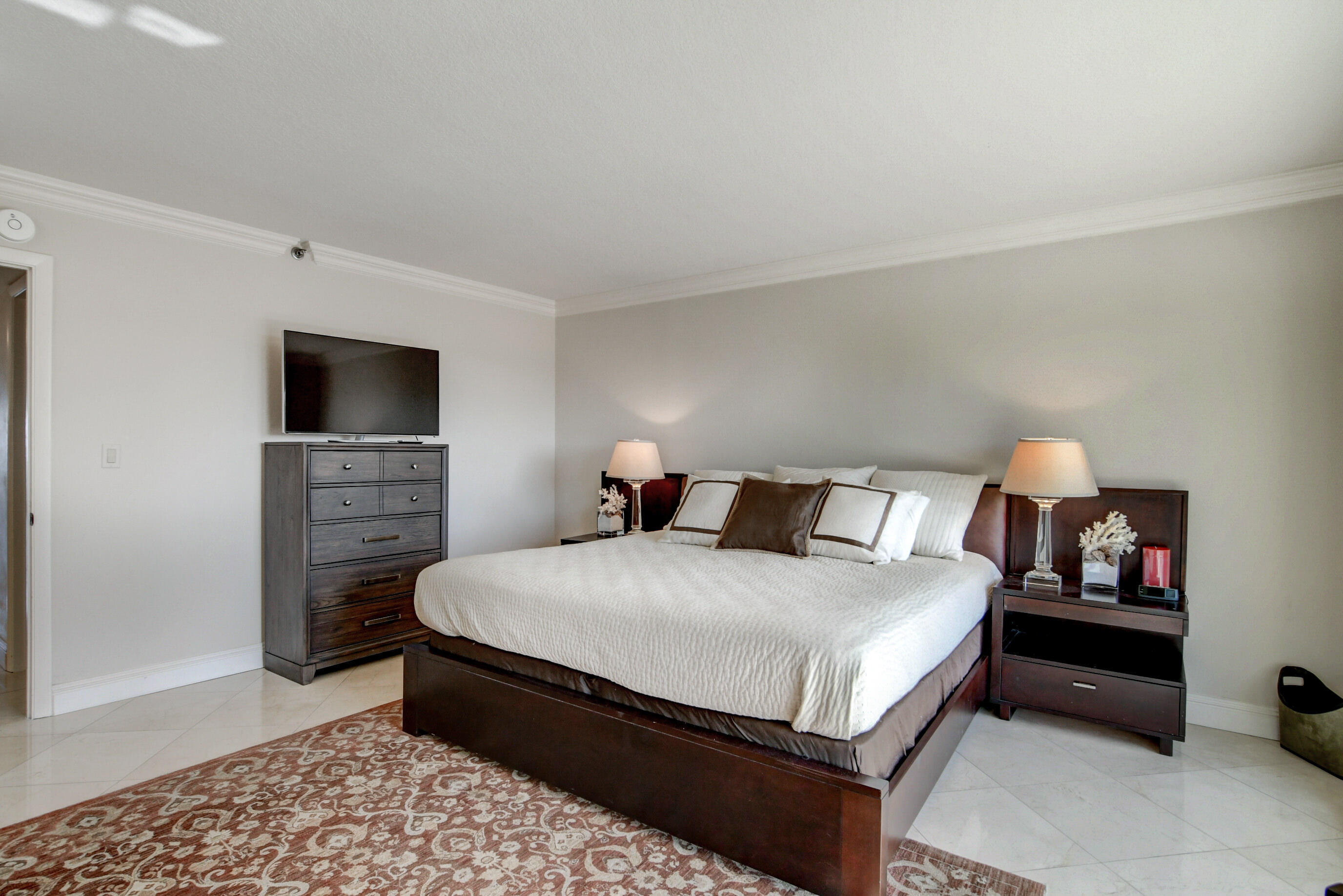 4301 North Ocean Boulevard, Unit 607 Boca Raton, FL 33431 - Photo 26 of 84 Guest King Size Bed & TV