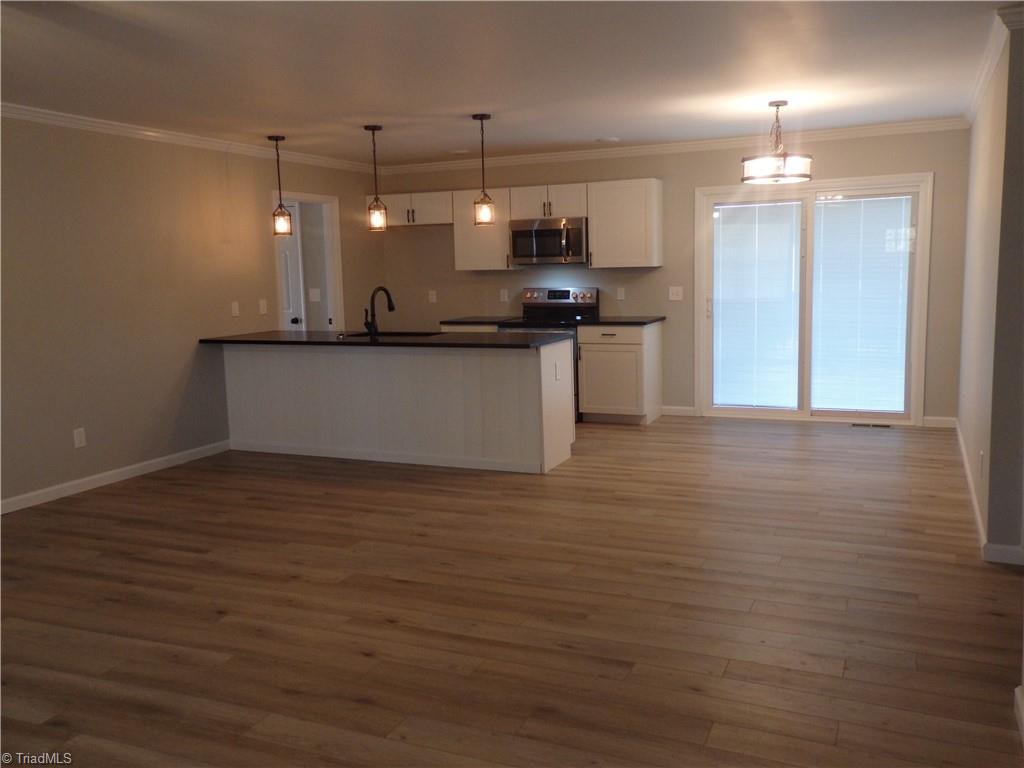 168 Old Camp Road Denton, NC 27239 - Photo 6 of 16 Kitchen with eat at bar