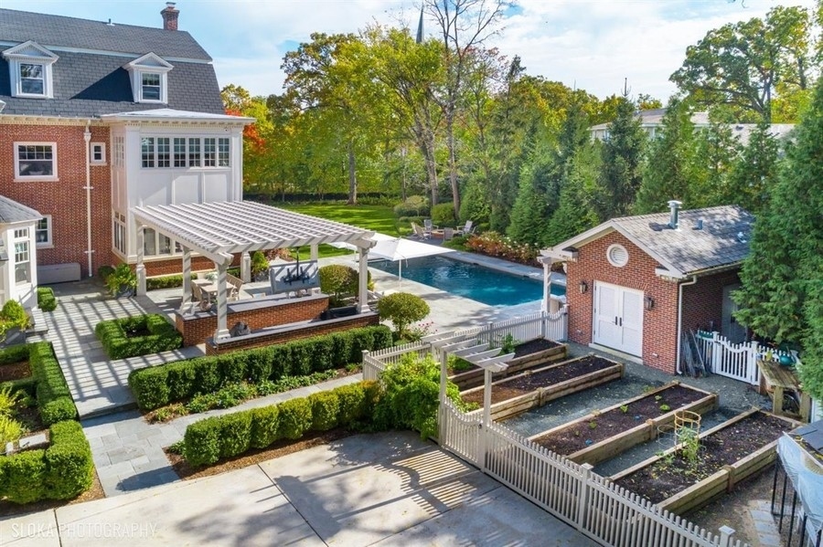660 Prospect Avenue Winnetka, IL 60093 - Photo 27 of 77 an aerial view of a house