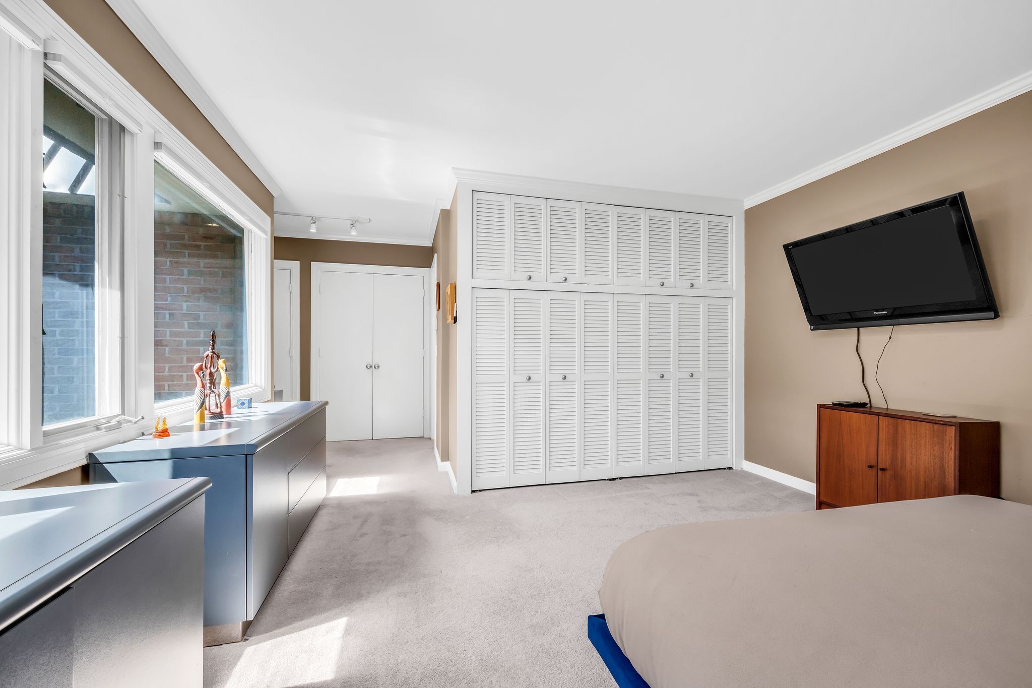 694 Timber Lane Nashville, TN 37215 - Photo 20 of 30 a living room with furniture and a flat screen tv