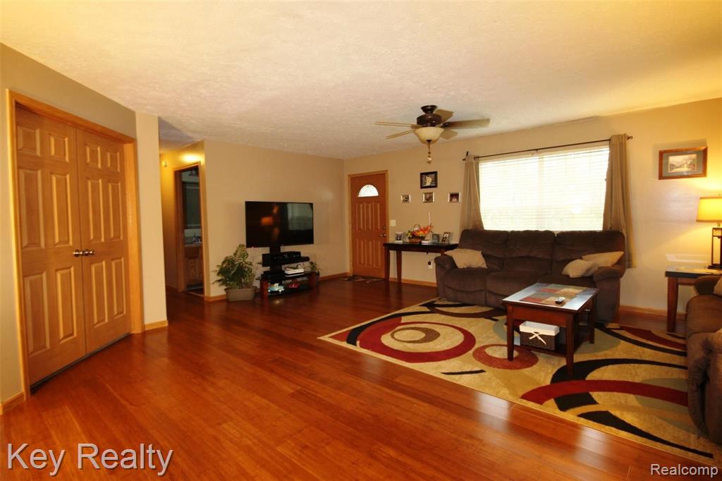6308 Hivon Road Carleton, MI 48117 - Photo 4 of 35