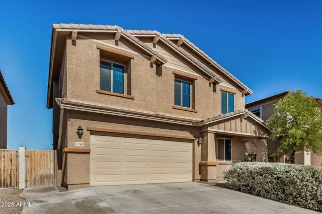a view of a backyard with plants and palm trees