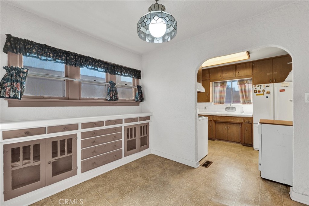 637 East Fairmount Road Burbank, CA 91501 - Photo 16 of 25 a view of an empty room with a window