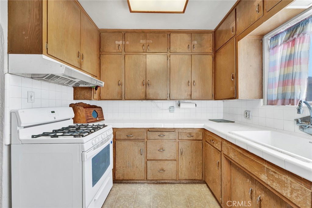 637 East Fairmount Road Burbank, CA 91501 - Photo 17 of 25 a kitchen with granite countertop a sink stove and cabinets