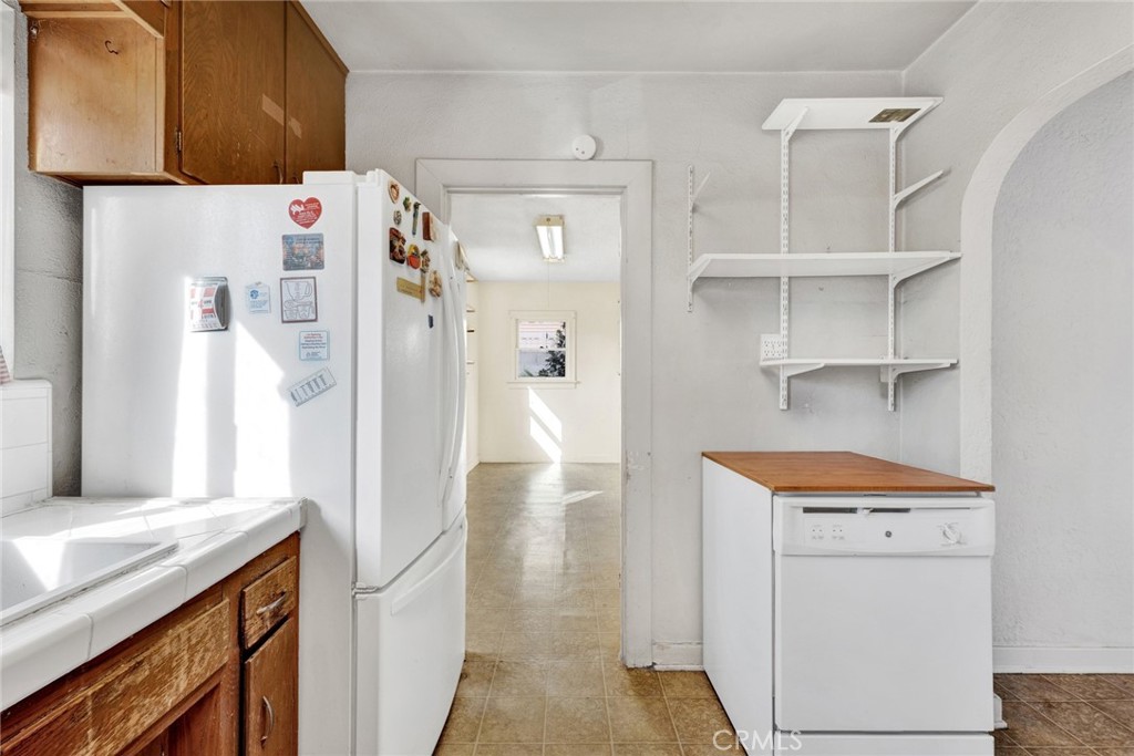 637 East Fairmount Road Burbank, CA 91501 - Photo 18 of 25 a utility room with cabinets washer and dryer