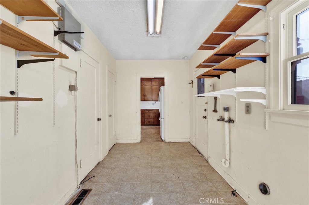 637 East Fairmount Road Burbank, CA 91501 - Photo 20 of 25 a view of a walk in closet