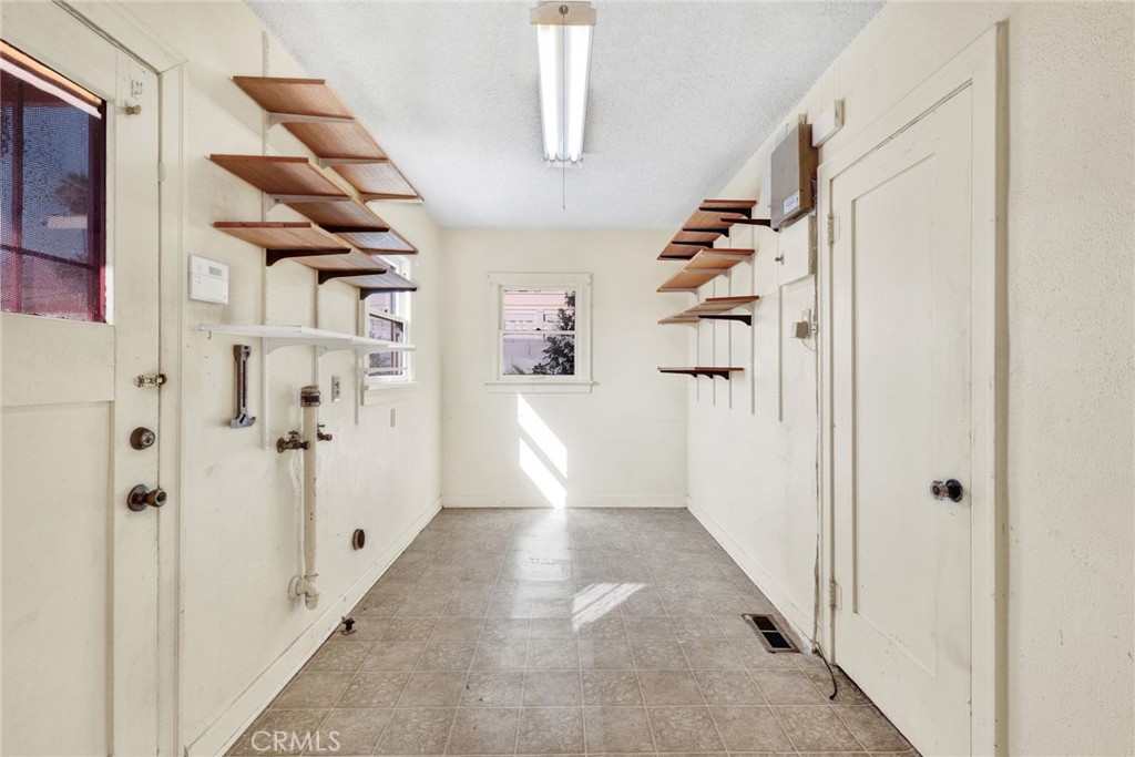 637 East Fairmount Road Burbank, CA 91501 - Photo 21 of 25 a view of an entryway with a livingroom