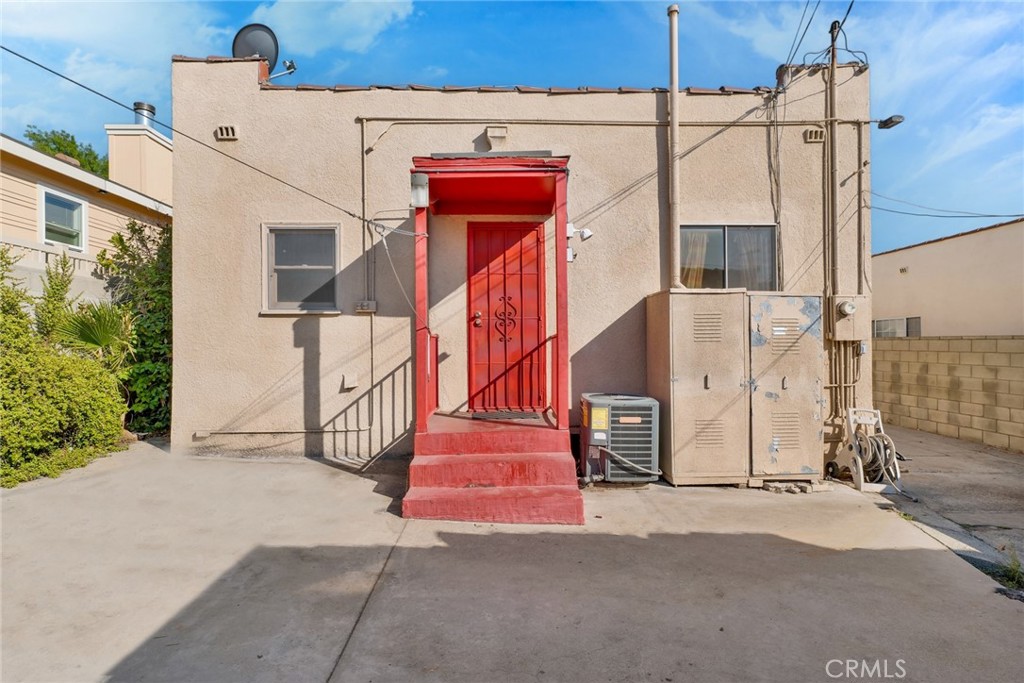 637 East Fairmount Road Burbank, CA 91501 - Photo 22 of 25 a view of a street with an outdoor space