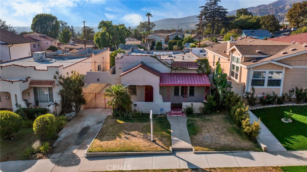 637 East Fairmount Road Burbank, CA 91501 - Photo 23 of 25 a view of multiple houses with a yard