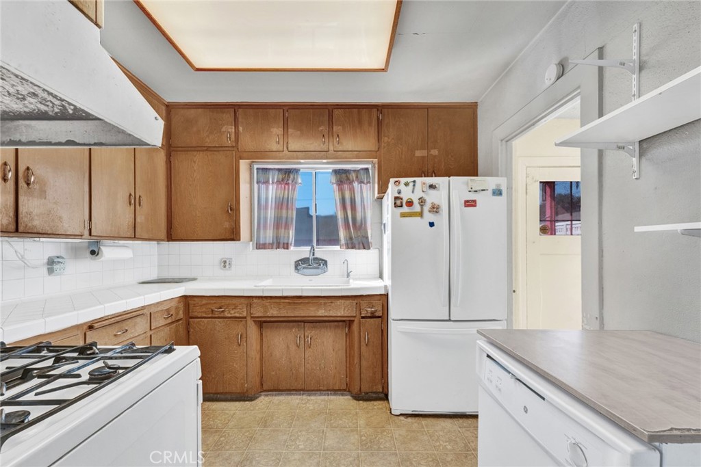 637 East Fairmount Road Burbank, CA 91501 - Photo 3 of 25 a kitchen with a sink stove and refrigerator