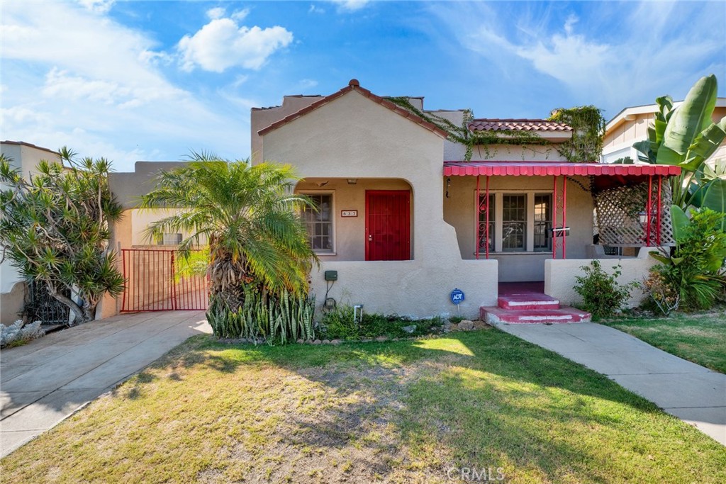 637 East Fairmount Road Burbank, CA 91501 - Photo 5 of 25 a front view of house with yard