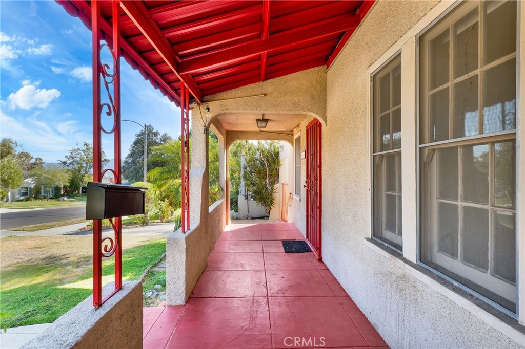 637 East Fairmount Road Burbank, CA 91501 - Photo 6 of 25 a porch with a table and chairs