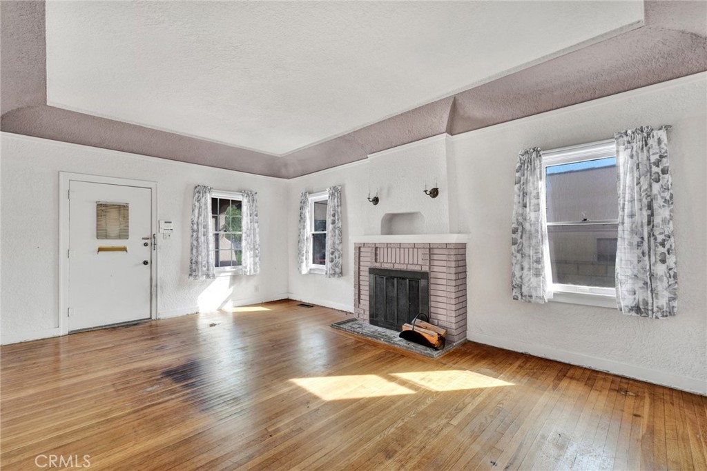 637 East Fairmount Road Burbank, CA 91501 - Photo 8 of 25 a view of an empty room with wooden floor and a window