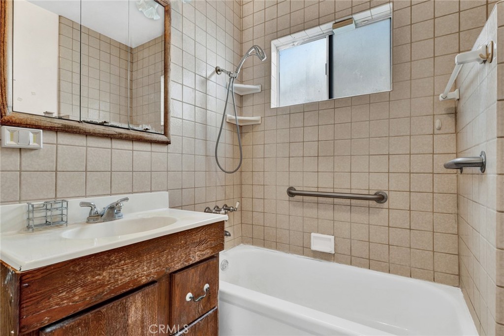 637 East Fairmount Road Burbank, CA 91501 - Photo 10 of 25 a bathroom with a sink and a bathtub