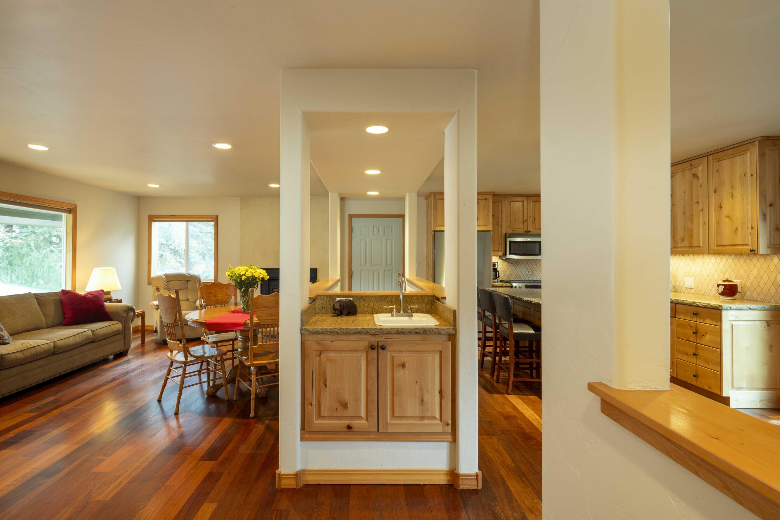 609 4th Avenue South Hailey, ID 83333 - Photo 9 of 28 Wetbar