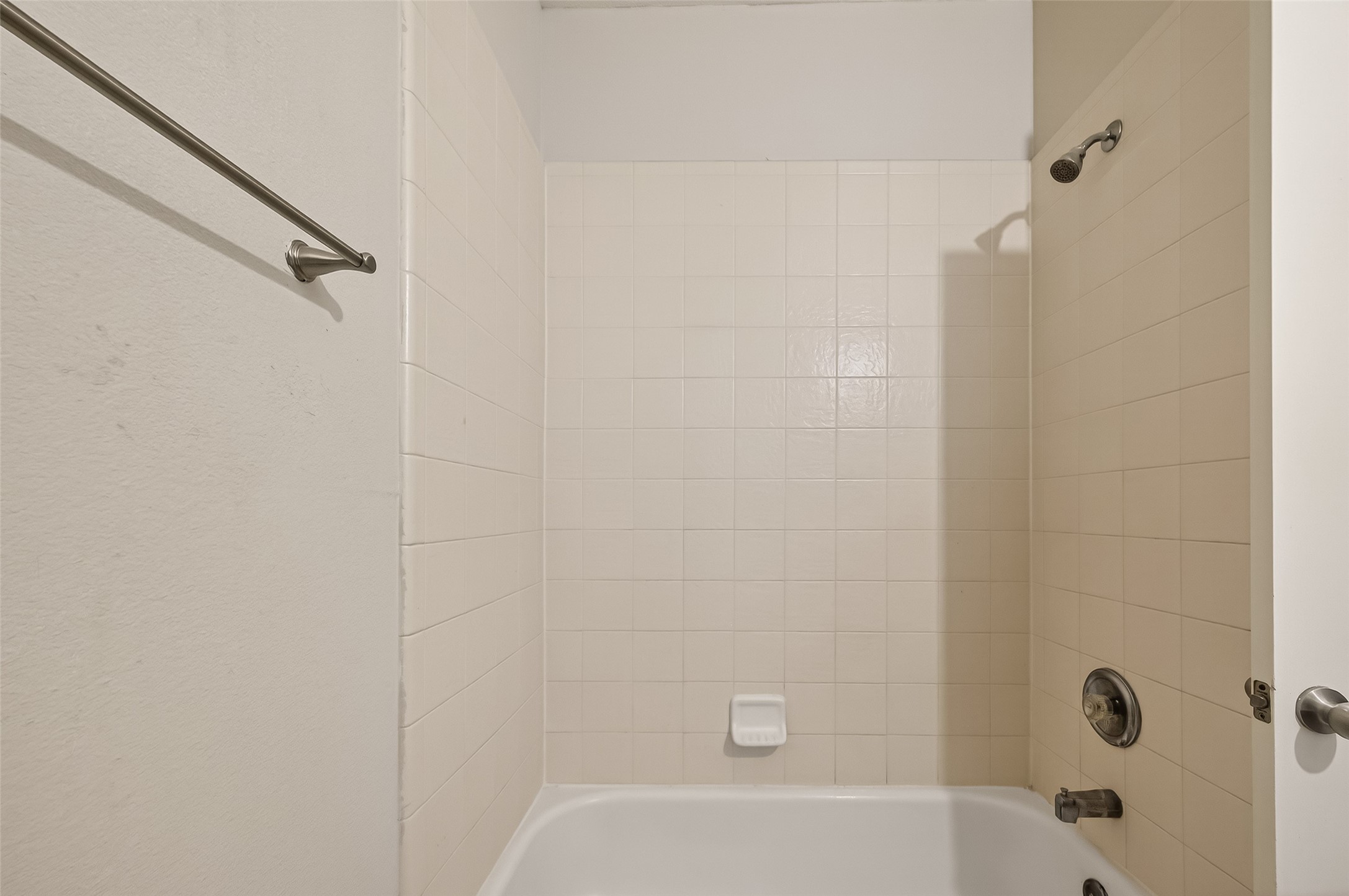 1918 Riane Lane Houston, TX 77049 - Photo 22 of 35 a bathroom with a bathtub