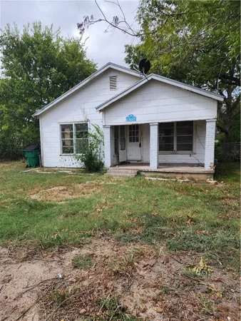 a view of a house with yard and plants