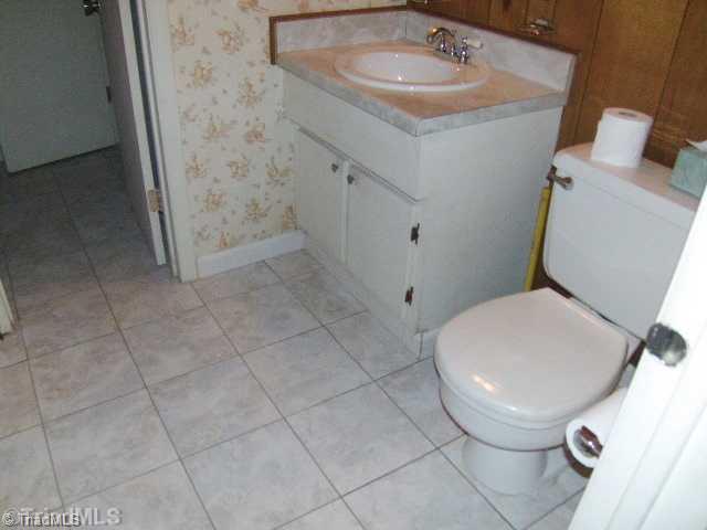 819 Runyon Drive High Point, NC 27260 - Photo 11 of 15 Bath. Here you can see the bath has been updated and has almost new flooring