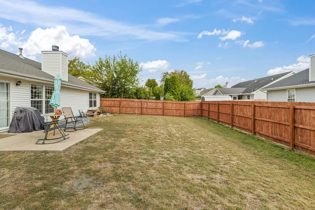 a view of a backyard